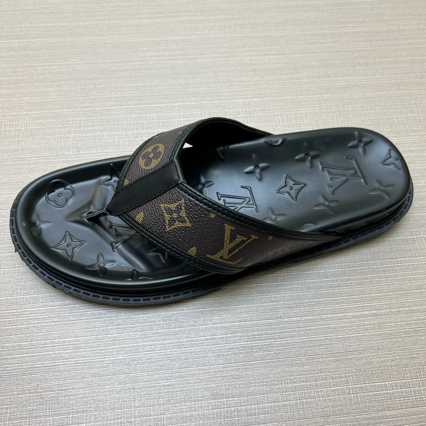 P270🏆Louis Vuitton 🏆[Louis Vuitton] Spring/Summer 2025 [Men's Flip Flops] 🎯🎯As an active family in the fashion industry ⭐ Lv is characterized by bold innovation ⚡Create this casual business style for Chinese fashionable men ✨The fabric is made of imported high-grade cowhide 🔥 Clean and neat ⚡Fashionable and elegant🌹Breathable, sweat-absorbent and deodorant👈So luxurious, high-end and domineering. 👍Must be sold if you repost the picture. Number of yards: 38--46. Color: 🎉 For large quantities. Welcome to repost.